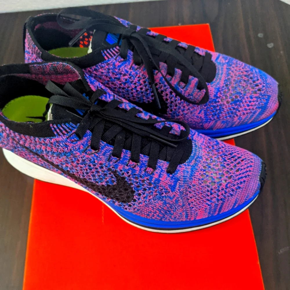 Nike Flyknits - Picture 2 of 3